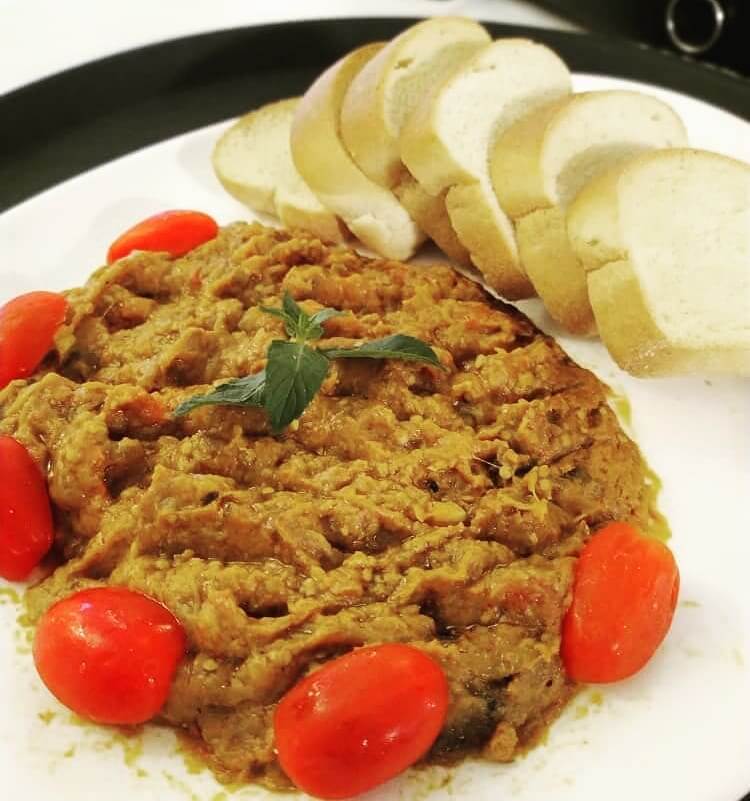 میرزا قاسمی کافه رستوران سیمرغ در خیابان کریمخان