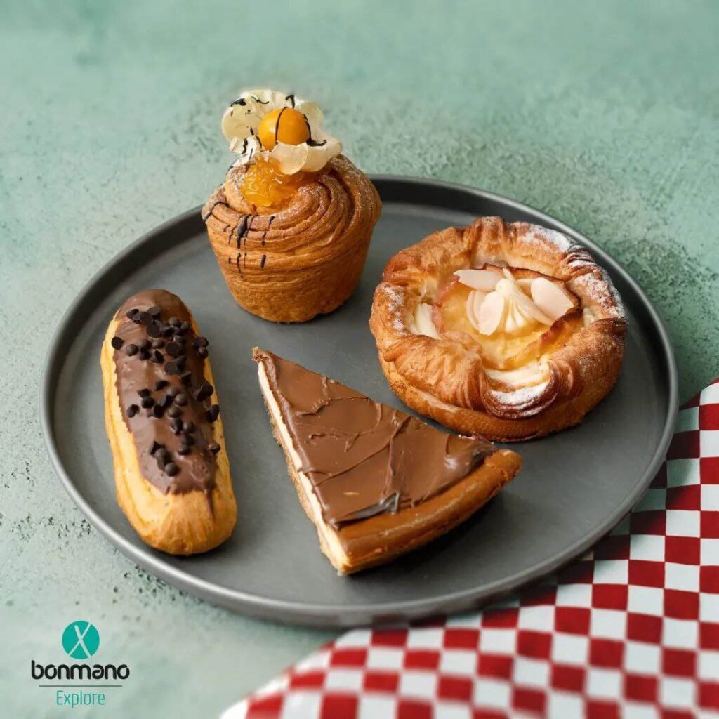 شیرینیهای بن مانو همراه با قهوه بیرون بر