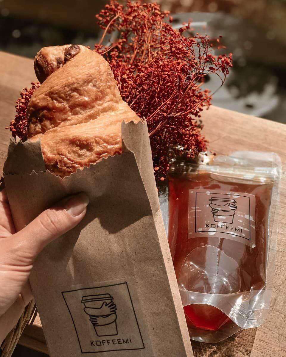 کروسان و قهوه بیرون بر کافیمی