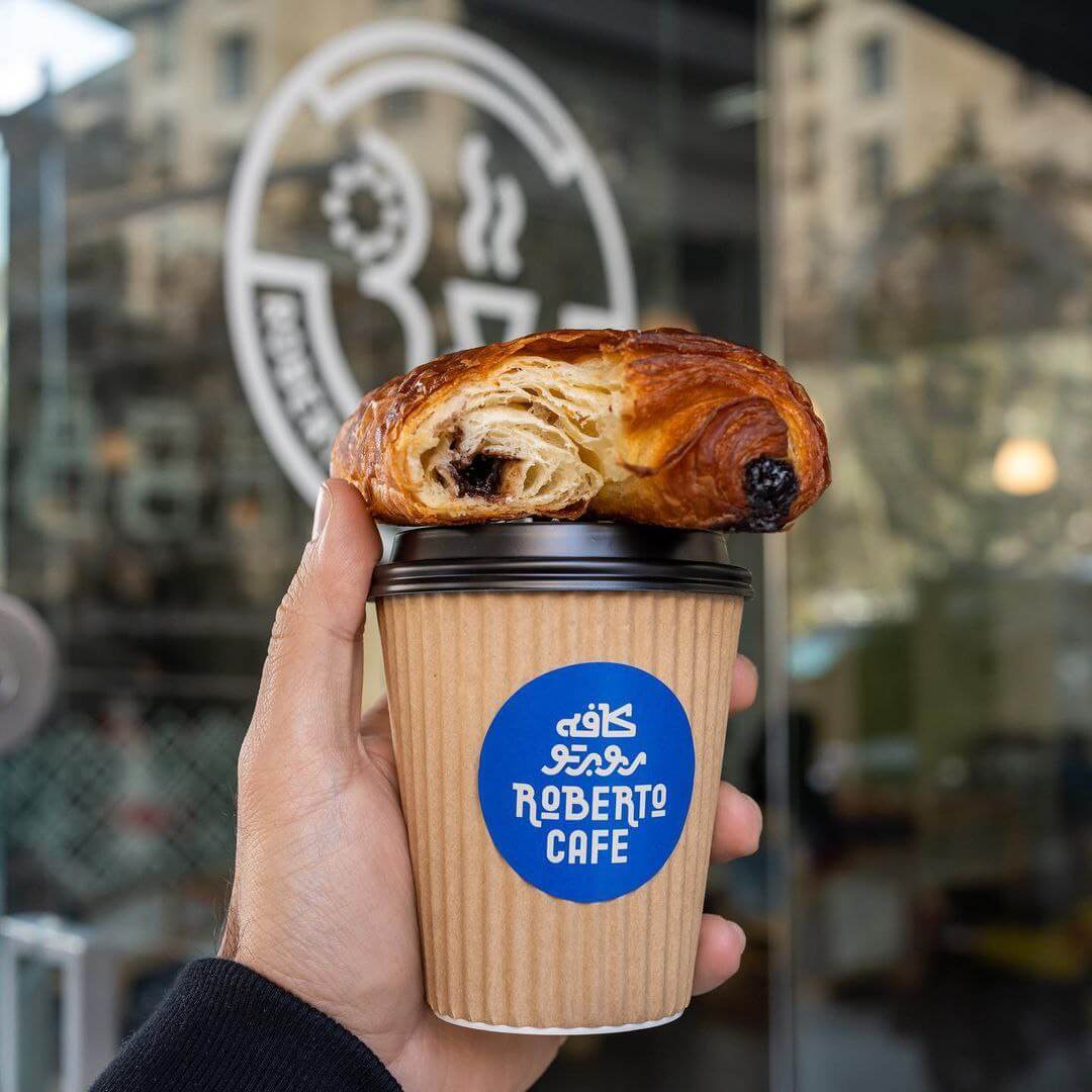 کروسان و قهوه کافه روبرتو