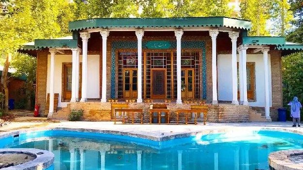 فضای بیرونی کافه گالری باغ هنر ایرانی