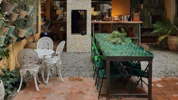 فضای بیرونی کافه گالری سرامیک
