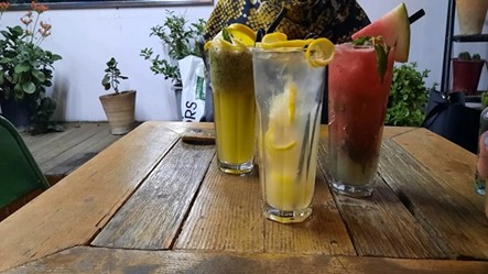 فضای بیرونی کافه گالری لاکو