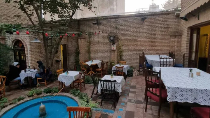 حیاط کافه کتاب نیکو