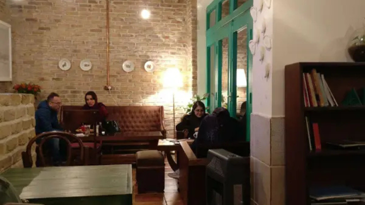 فضای داخلی کافه کتاب نزدیک