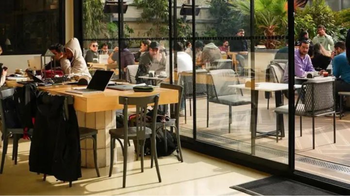 کافه‌های مناسب کار و مطالعه در تهران؛ کافه دی پراجکت