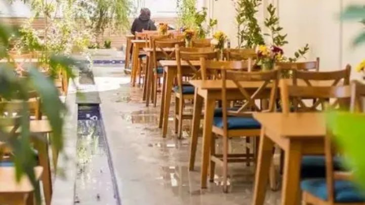 فضای بیرونی کافه باکارا انقلاب 