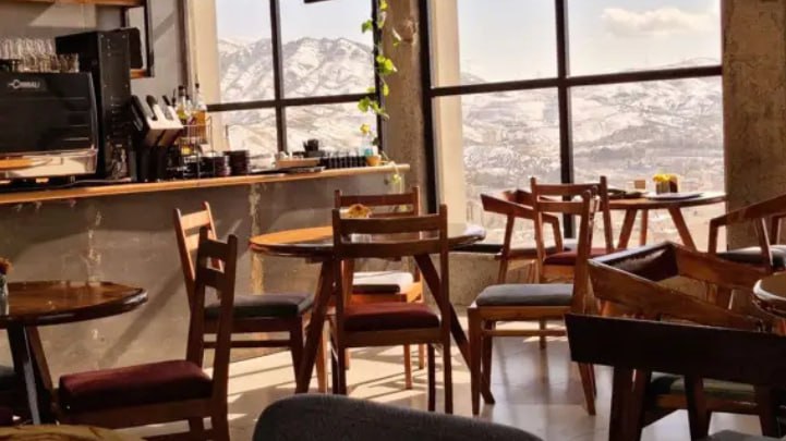 فضای داخلی کافه مهاراد کرج