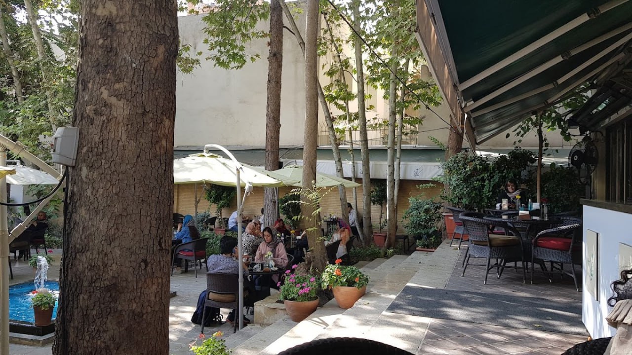 حیاط کافه کاریز، یکی از بهترین کافه‌های مناسب کار و لپ‌تاپ در تهران