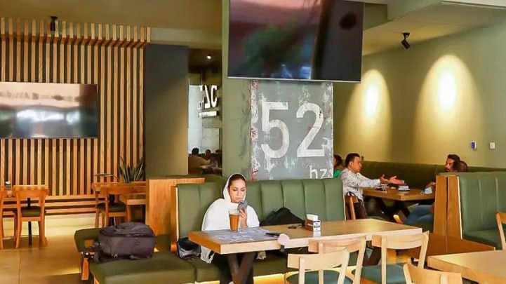 فضای داخلی کافه 52 هرتز پاسداران