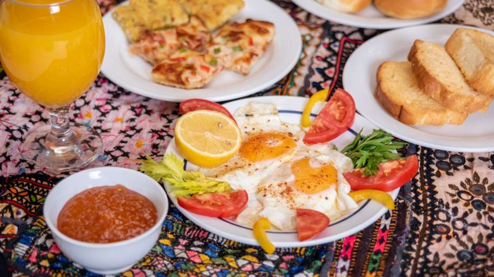 بشقاب صبحانه در رستوران زیتون هتل فردوسی