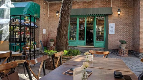 حیاط عمارت روشنان