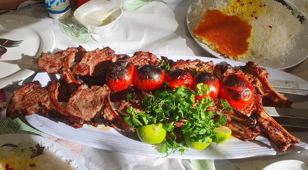 بشقاب غذا در رستوران ارم شاندیز
