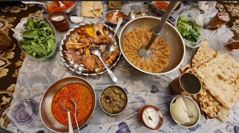 سفره غذا در دیزیسرای سعیدی یکی از بهترین رستورانهای سنتی مشهد