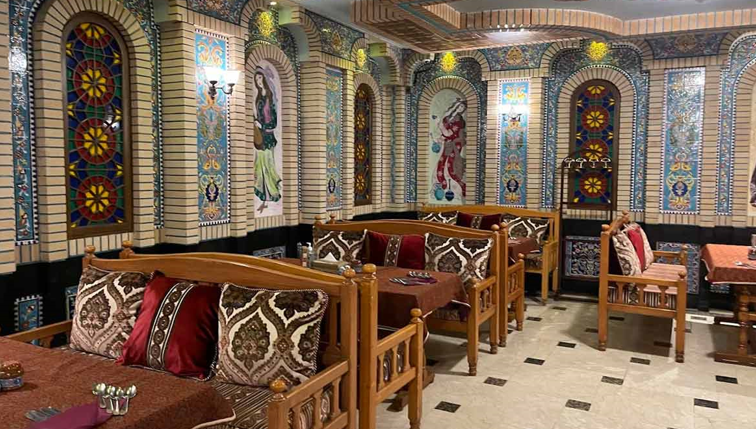 فضای داخلی رستوران سنتی ترمه در مشهد