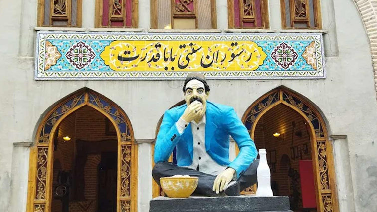 فضای بیرونی رستوران باباقدرت در مشهد