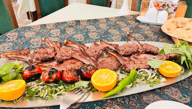 بشقاب غذا در رستوران ایرانی ملک شاهان