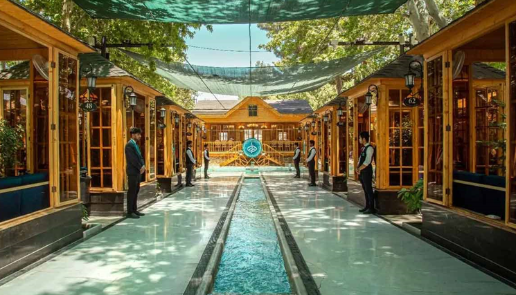 فضای بیرونی رستوران باغ دربار
