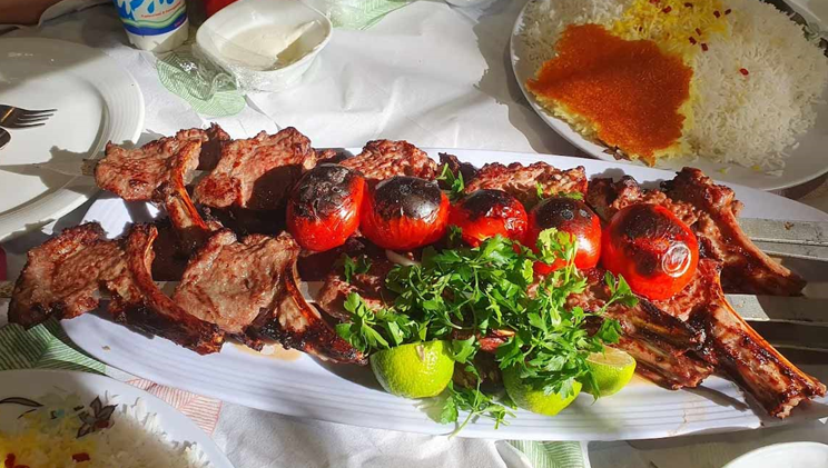 بشقاب غذا در رستوران ارم شاندیز