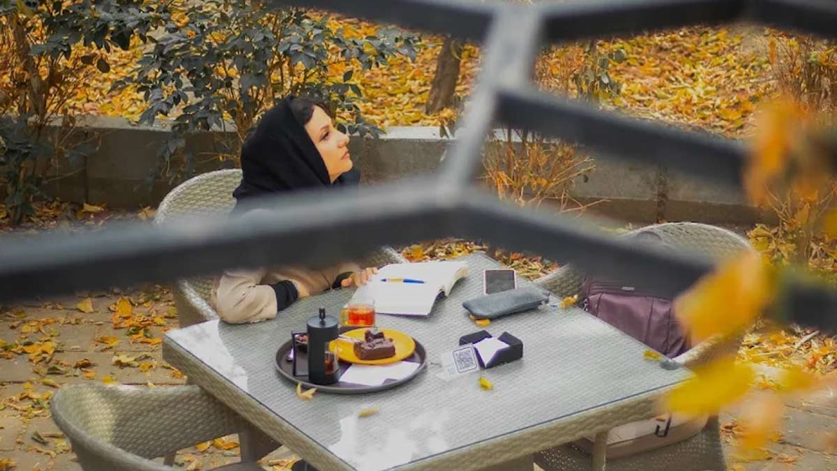 حیاط کافه تریا سی در مشهد