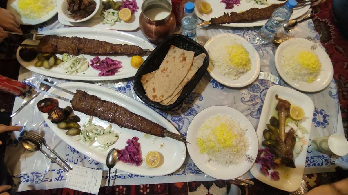 سفره غذا در رستوران بابا قدرت مشهد