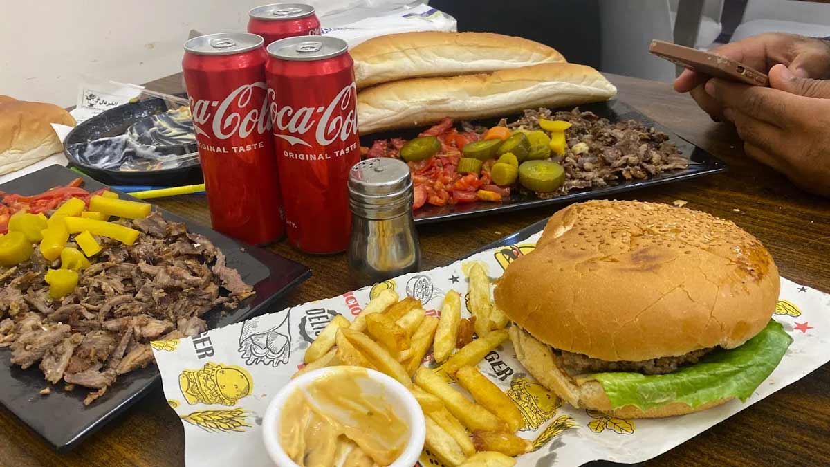 همبرگر و ساندویچ در رستوران لیالی لبنان