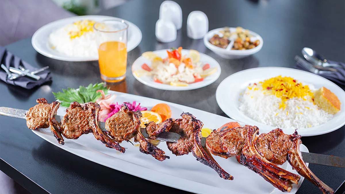میز غذا در رستوران راستین شاندیز