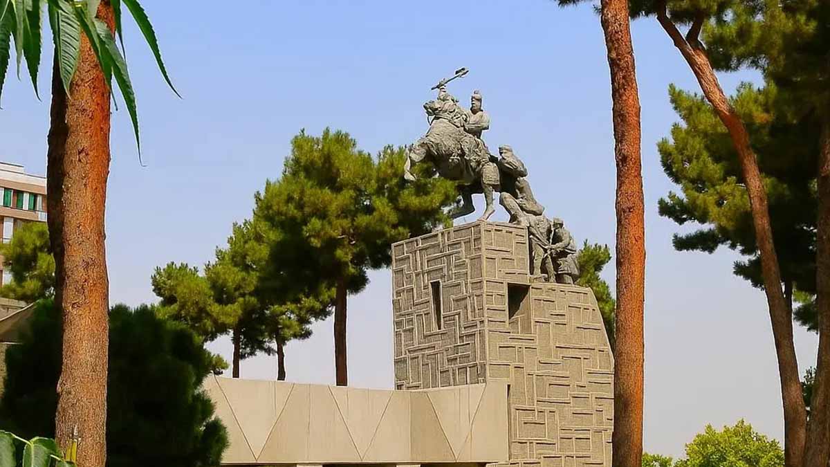 بهترین فصل سفر به مشهد چه زمانی است؟
تصویری از آرامشگاه نادرشاه در مشهد