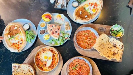 میز غذا در کافه بردگیم چارمان