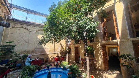 حیاط رستوران سنتی خانه پرهامی