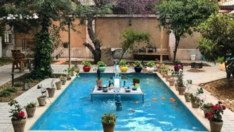 حیاط کافه شهر کاغذی