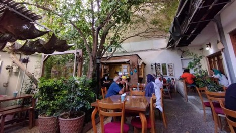 حیاط کافه‌رستوران عتیق