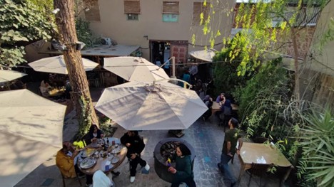 فضای بیرونی کافه رستوران نمکدان 
