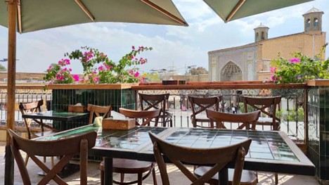 فضای بیرونی کافه ژولپ شیراز 