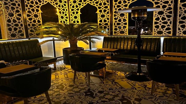 فضای داخلی رستوران ماهد