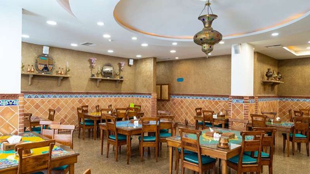 فضای داخلی رستوران مرشد