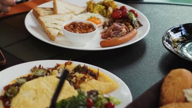 میز سرو برانچ در رستوران نیاوران 