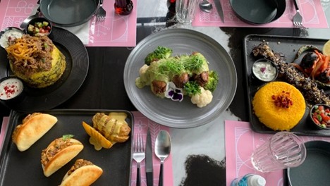 میز غذا در رستوران سیگنچر
