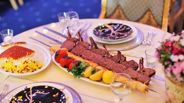 میز غذا در رستوران شاندیز