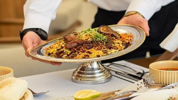 میز غذا در رستوران صاحب لوا