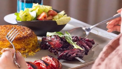 میز غذا در رستوران مدائن