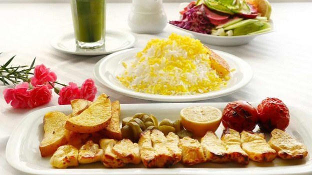 میز غذا در رستوران نایب