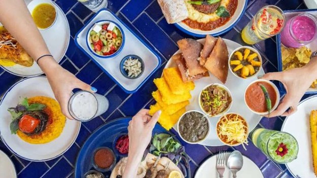 میز غذا در غذاخوری دست