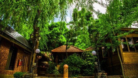 فضای بیرونی رستوران تشریفات طرقبه