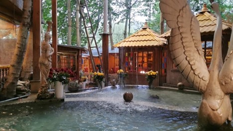 فضای بیرونی رستوران چهارفصل عنبران